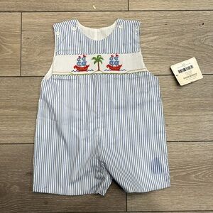 NWT. gingham smocked outfit size 18mo